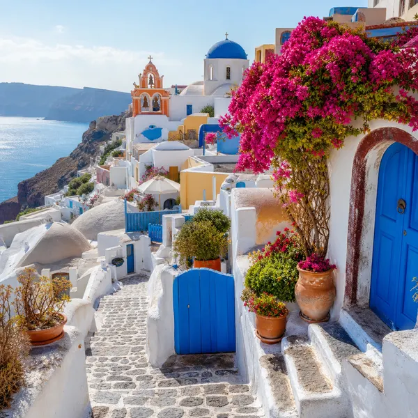 Puertas azules en un pueblo mediterráneo