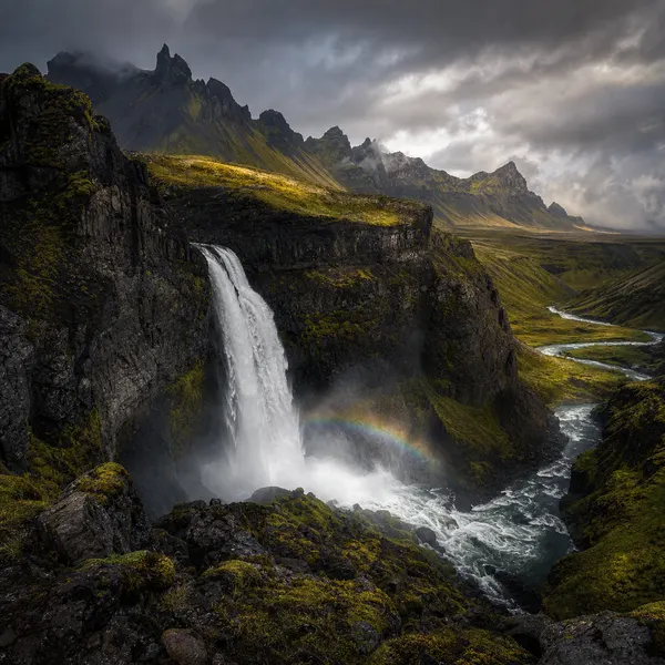 Isländischer Wasserfall nach dem Sturm